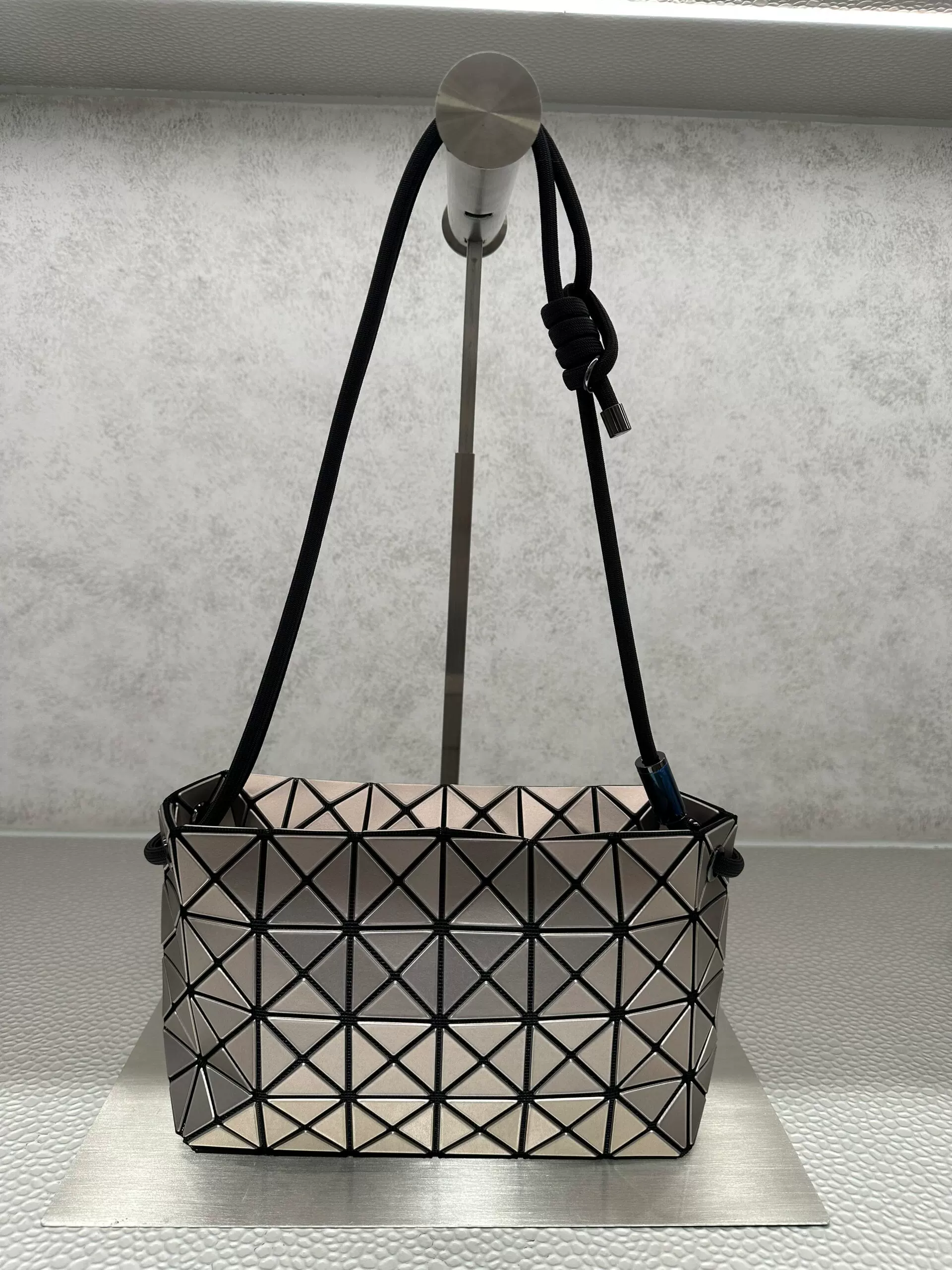 Мия life Issey Miyake December Новые сумки Tofu Boston Fang Box Cingles Clamp Surgery Surgery Япония