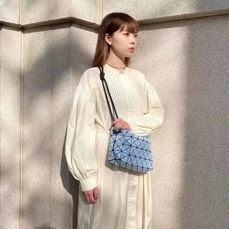 Мия life Issey Miyake December Новые сумки Tofu Boston Fang Box Cingles Clamp Surgery Surgery Япония