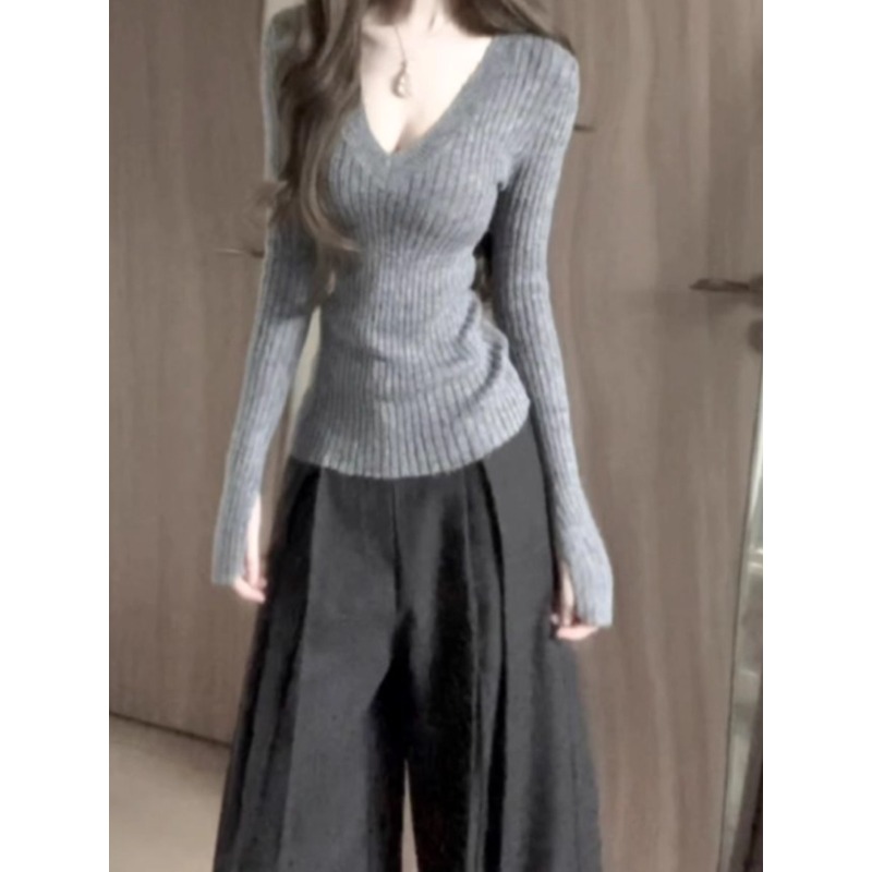 巨好看的灰色V领长袖针织打底衫