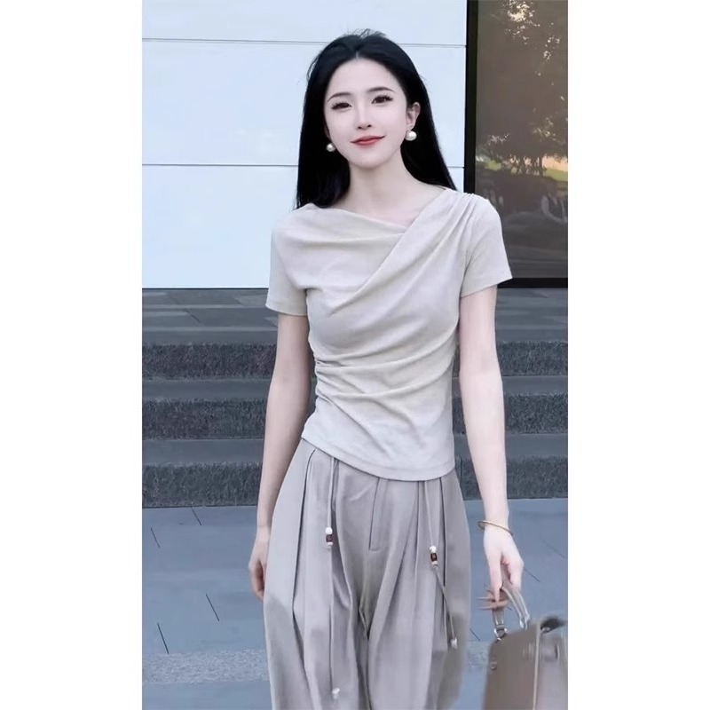 燕麦色正肩短袖T恤女夏季2025新款爆款独特漂亮掐腰修身短款上衣