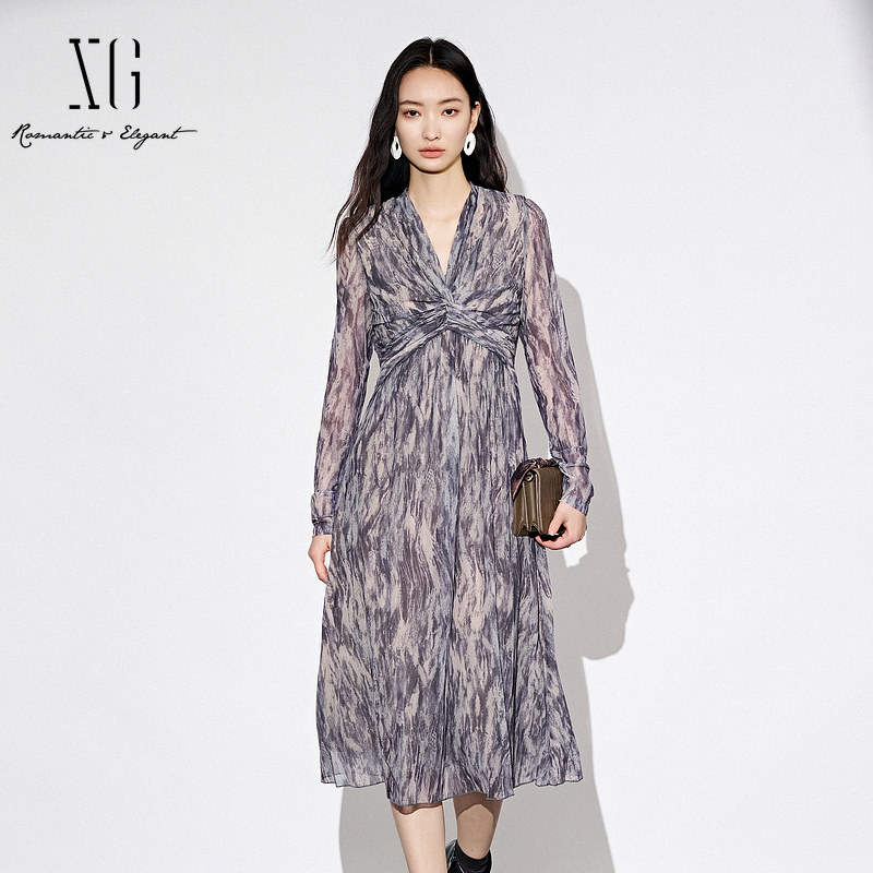 XG雪歌2025秋款浪漫扎染长袖连衣裙女V领收腰中长裙XK304001B194