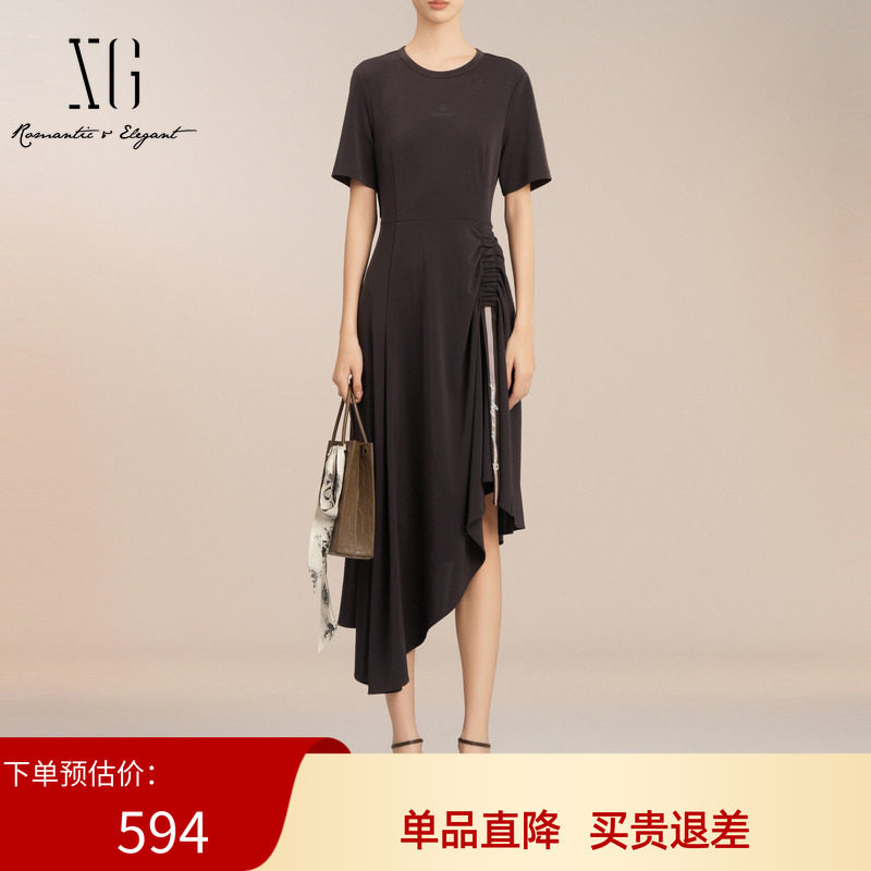 XG雪歌2025夏季新款深咖色不规则褶皱收腰短连衣裙女XK204020A272