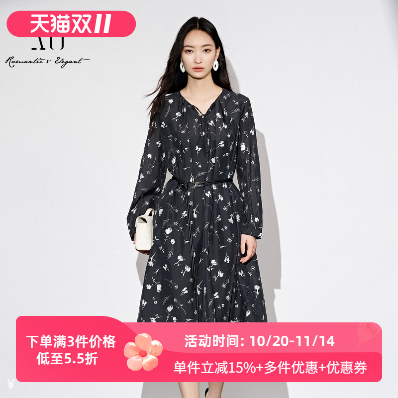 XG/雪歌2025年秋季新款V领系带收腰显瘦碎花连衣裙女XL304830A806