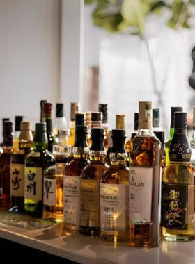 现代轻奢样板间餐厅餐边柜装饰酒瓶道具洋酒组合搭配饰品装饰摆件