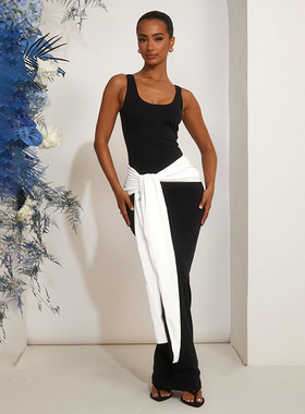 2024秋季新品简约个性拼色褶皱绑带u领露胸紧身露背吊带连衣裙女