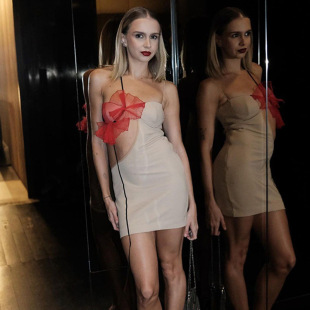 小众撞色纱花拼接不规则剪裁露腰紧身吊带连衣裙 时尚 2024冬季 新款