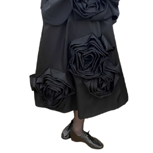 定制2024新品秋暗黑系小众立体花朵装饰不规则松紧腰半身裙A字裙