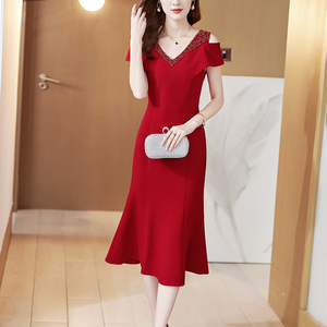 红色礼服连衣裙女2026夏季高级感气质女神范V领钉珠宴会鱼尾裙子