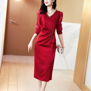 正红色妈妈礼服连衣裙女2025春夏新款高档名媛气质收腰V领中长款