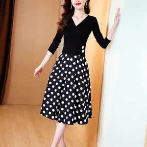 黑色毛衣连衣裙2025秋冬新款气质长袖波点收腰显瘦高级感针织裙女