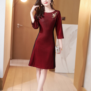 酒红色礼服连衣裙2026年春秋新款女装喜庆婆婆妈妈宴会修身包臀裙