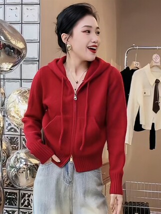 红色短款针织开衫连帽毛衣女秋冬2023新款时髦百搭拉链外套上衣女