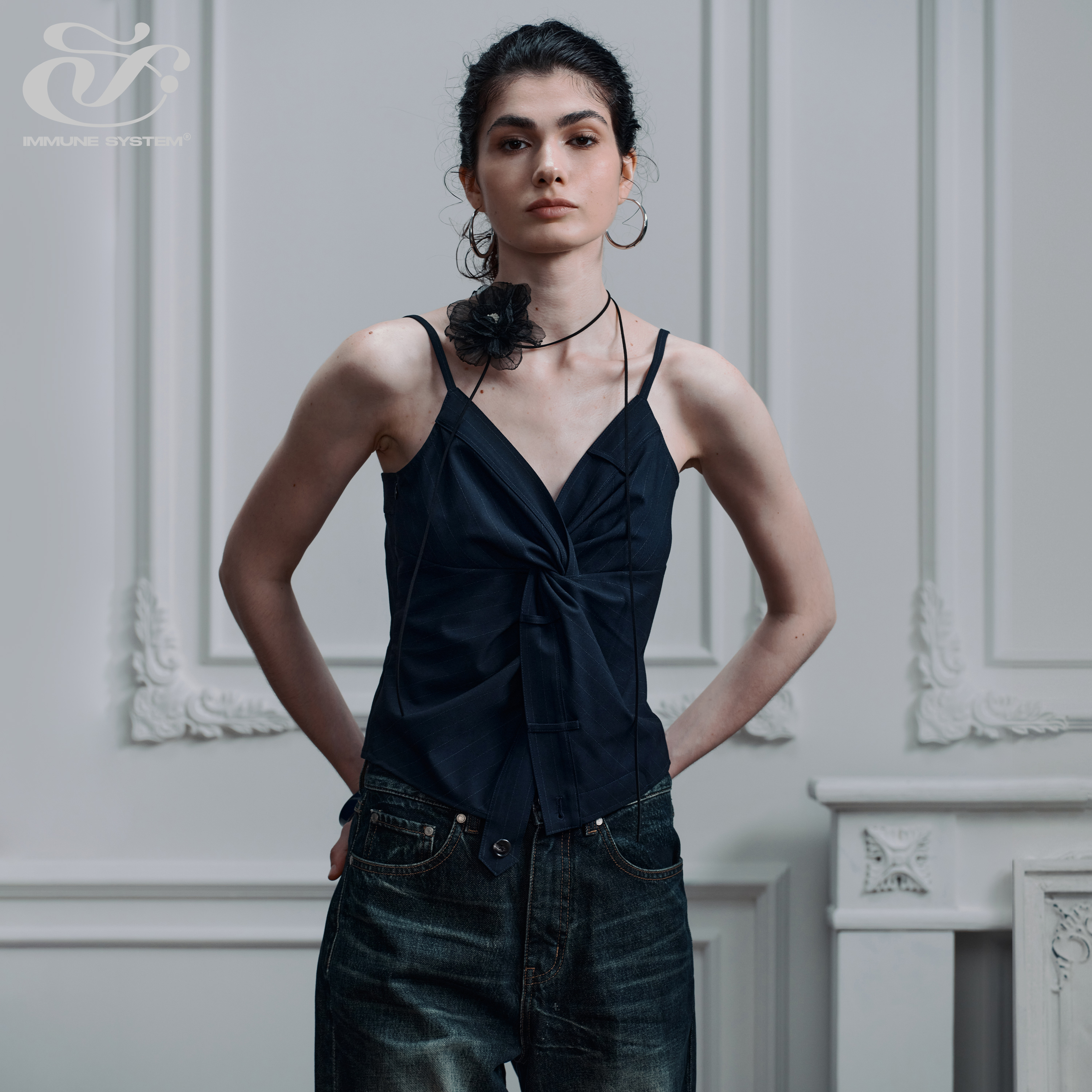 immune system免疫系统 轻量时尚 显瘦立体纽结吊带暗色条纹上衣