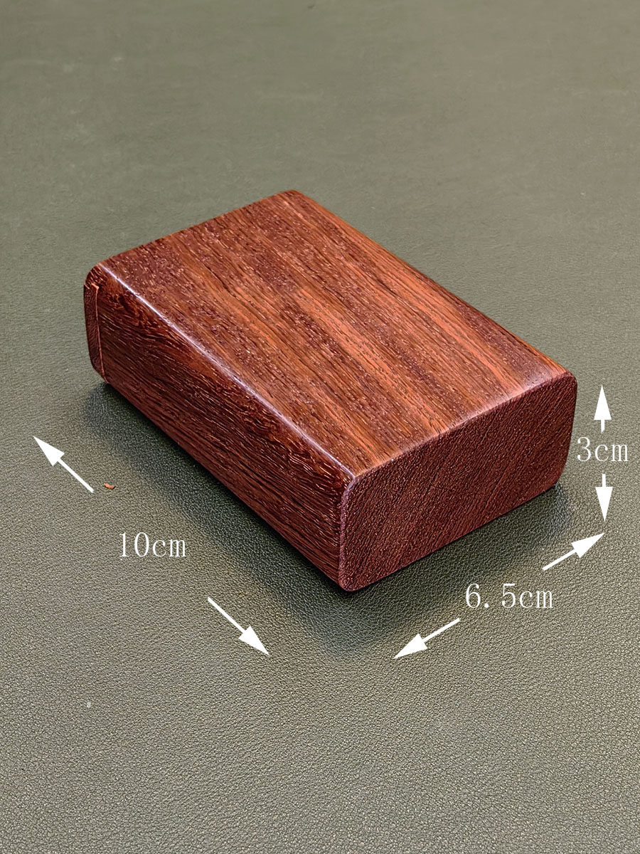 무지탕 설탄[MUZITANG XUETAN]은 속이 빈 조잡한 담배를 손으로 말아서 만든 견고한 목재 휴대용 담배 케이스로 라이터를 담을 수 있는 플립탑 뚜껑이 있습니다