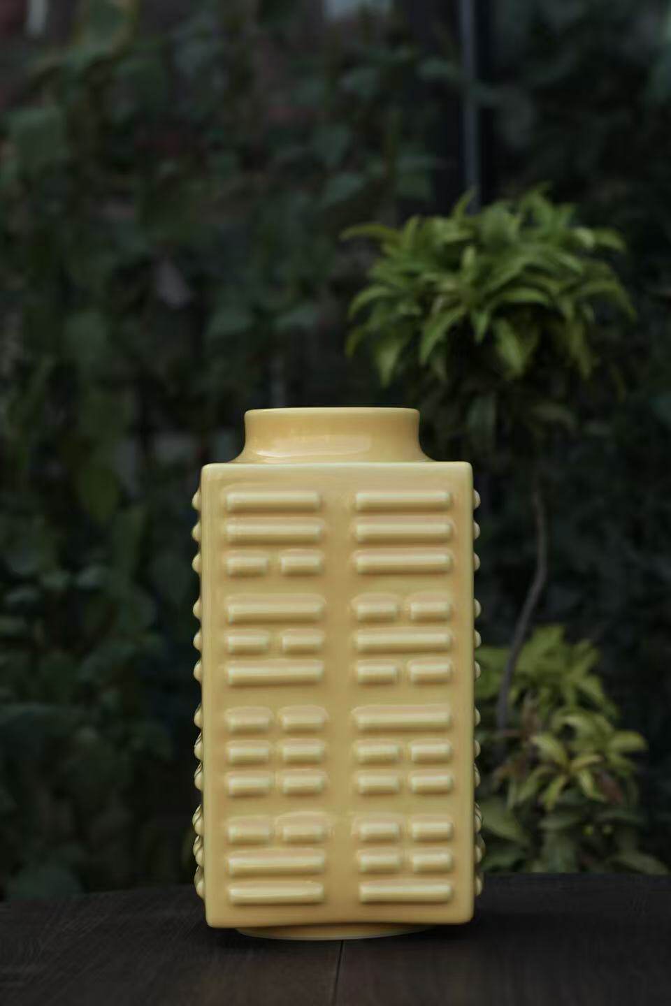 台湾晓芳窑 早期黄釉釉琮式瓶 1998年作品