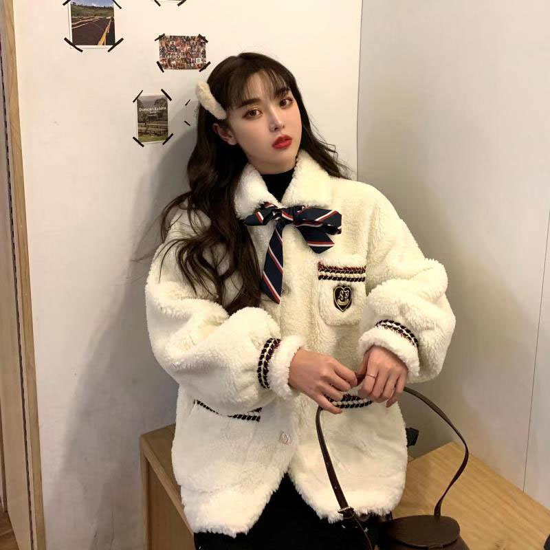 Real shot of new Korean version of lambs and cashmere thickened Navy coat girl student jacket in autumn and winter 2020
