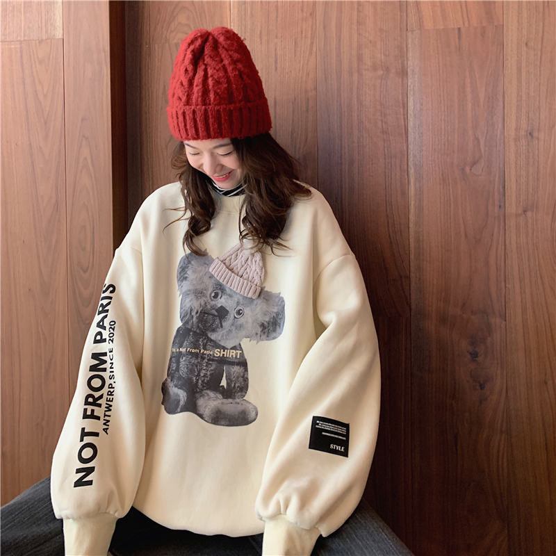 Shooting autumn and winter new loose Korean version of small fresh long sleeve top Pullover round neck little bear sweater