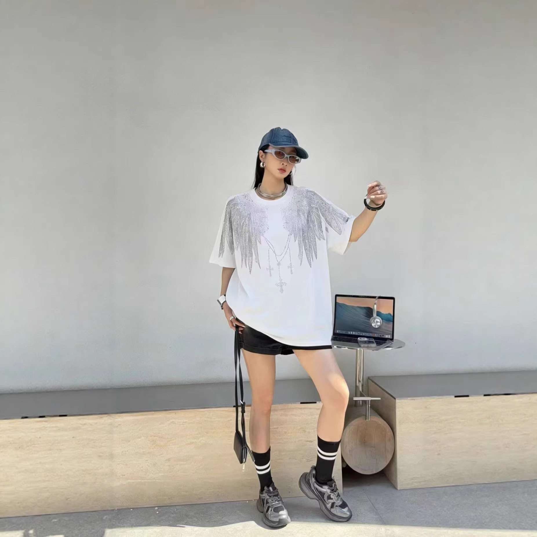 欧货潮牌宽松短袖T恤女2026春夏新款翅膀解十字架镶钻中长款上衣