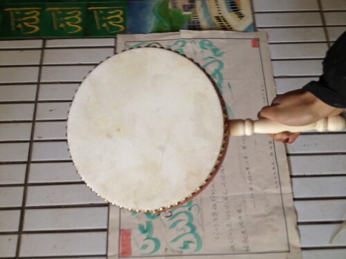 手鼓 直径有 20CM 26CM 鼓面材质牛皮制作 鼓面可以制作图案大小型号可以定做 可以直接致电13603884848