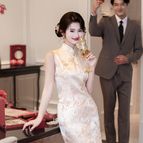 新中式新娘订婚旗袍粉色回门礼服