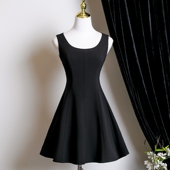 高级感赫本风小黑裙方领高腰显瘦气质收腰无袖 西装 料 吊带连衣裙