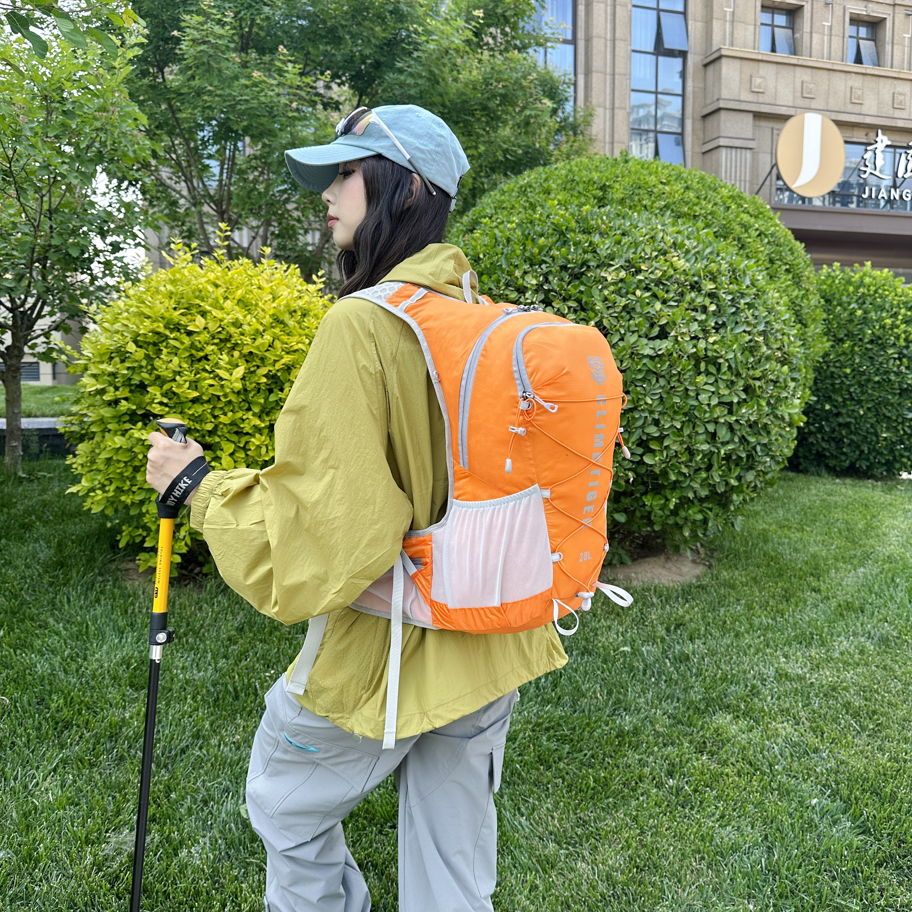 超轻户外骑行徒步28L双肩背包轻便透气旅游登山包越野运动跑步包