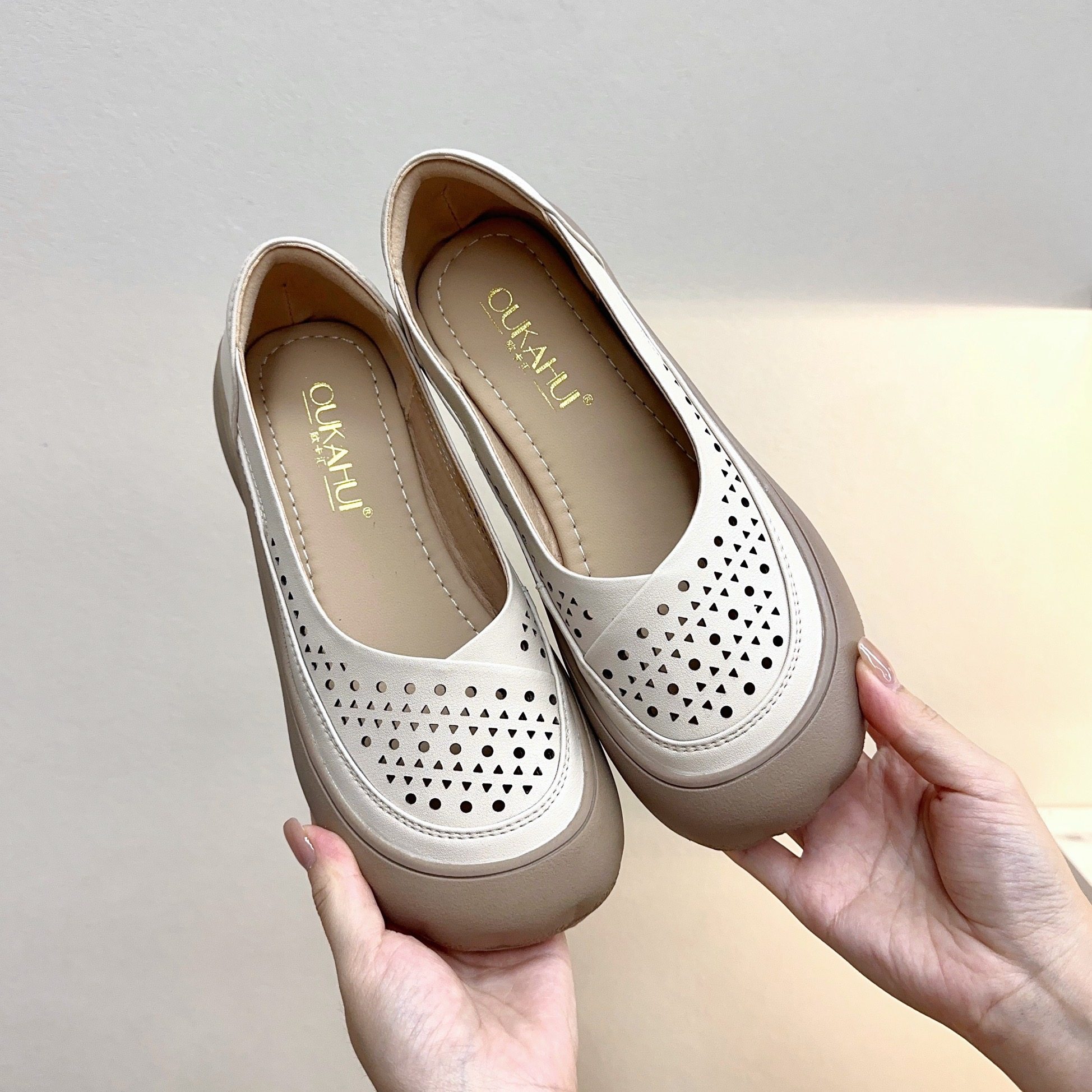 欧卡汇真皮软底妈妈鞋子凉鞋包头舒适