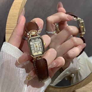 小众轻奢手表女士女款小香风方形手链式女表小巧精致气质女生腕表