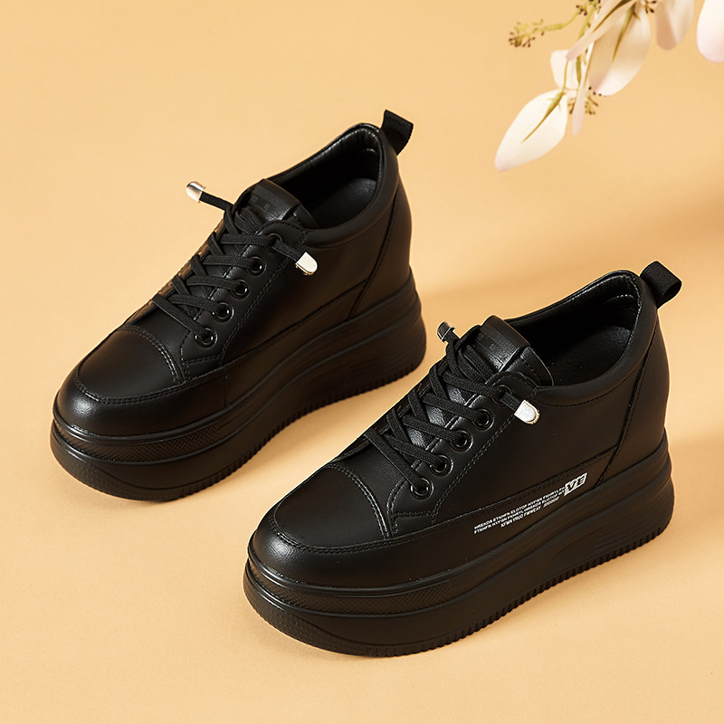 显脚小内增高黑色女鞋2025新款爆款真皮休闲鞋百搭厚底轻便小黑鞋