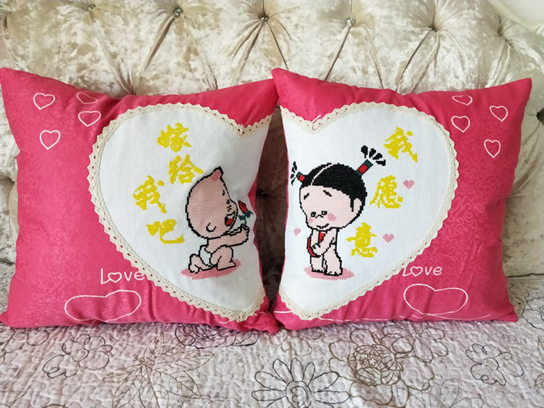 包邮手工十字绣成品抱枕小破孩求婚卡通情侣方枕抱枕车枕已绣好的