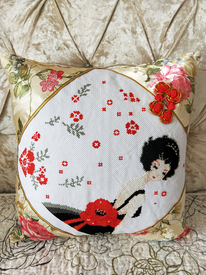包邮手工十字绣成品抱枕美丽俏佳人方枕靠枕抱枕腰枕车枕已绣好的