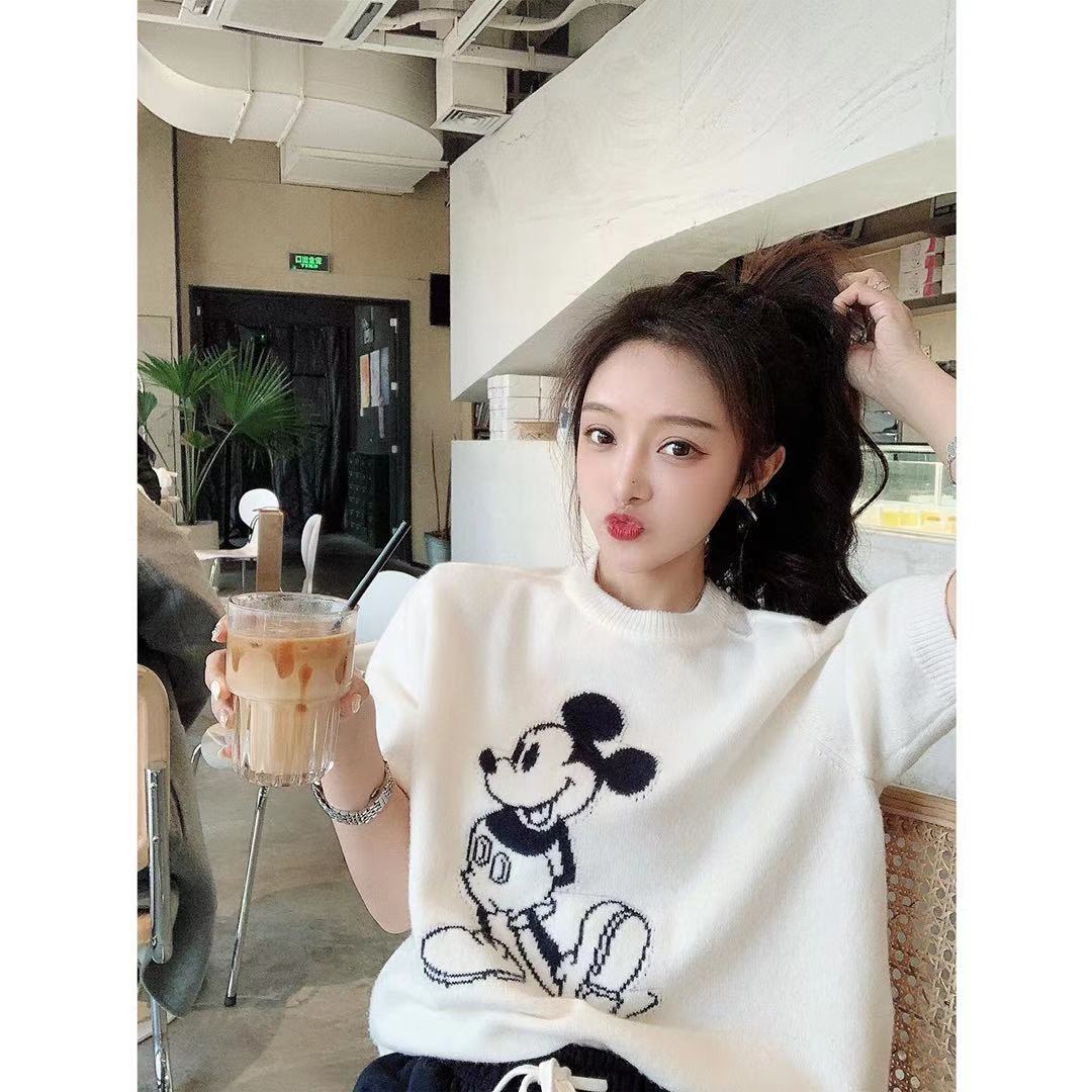 Energetic, playful and cute soft waxy short sleeve T-shirt