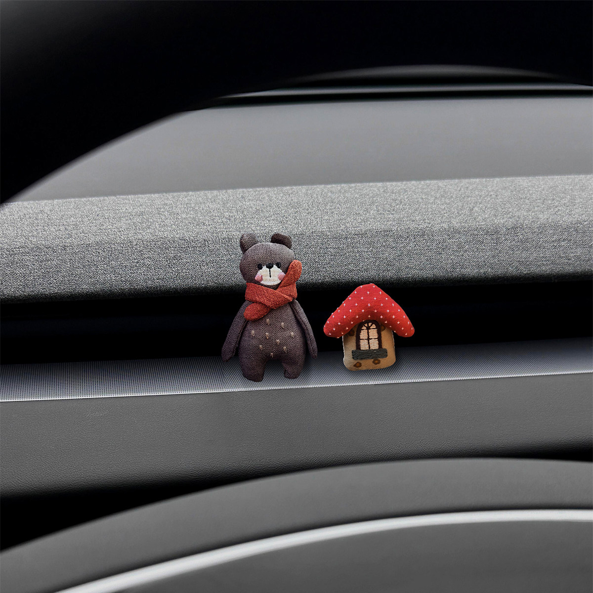 适用特斯拉汽车出风口香薰布艺小熊车载香水夹女生装饰治愈系