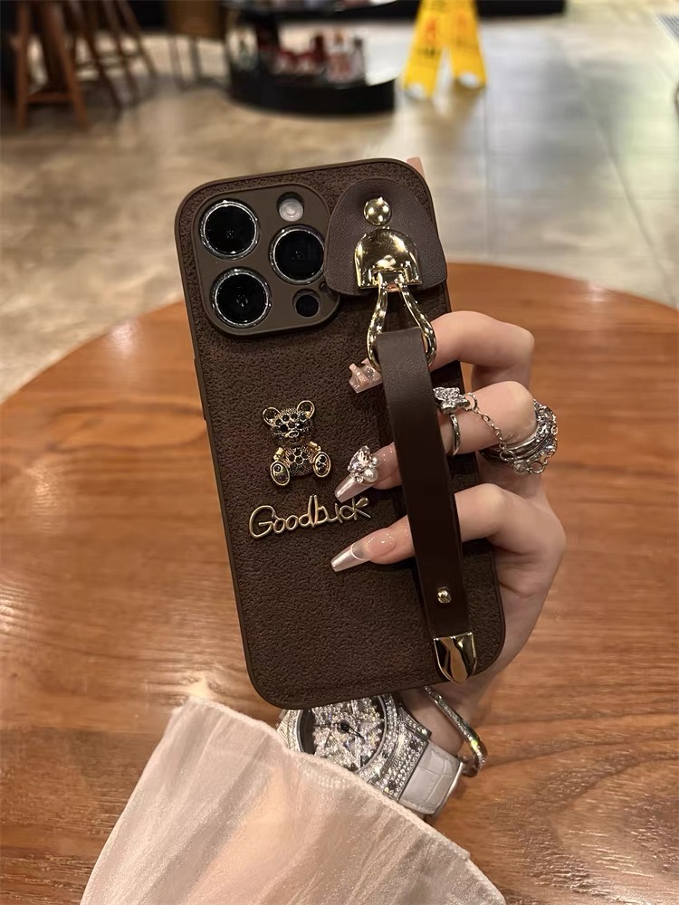 苹果秋冬棕色皮质小熊腕带手机壳