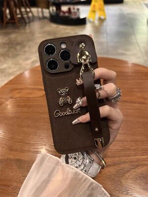 苹果秋冬棕色皮质小熊腕带手机壳