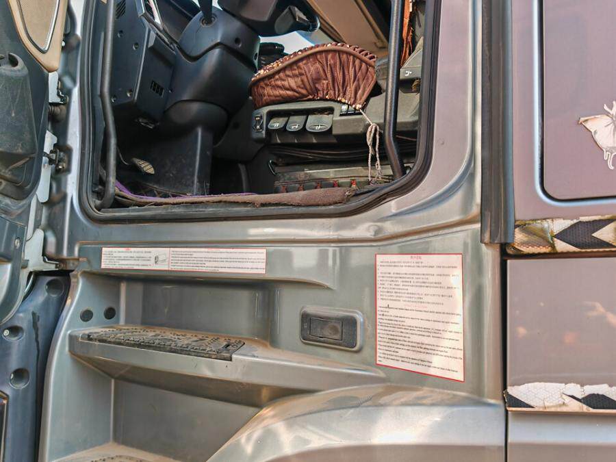 4月5日昆明市变卖云P55398重型半挂牵引车网络拍卖公告