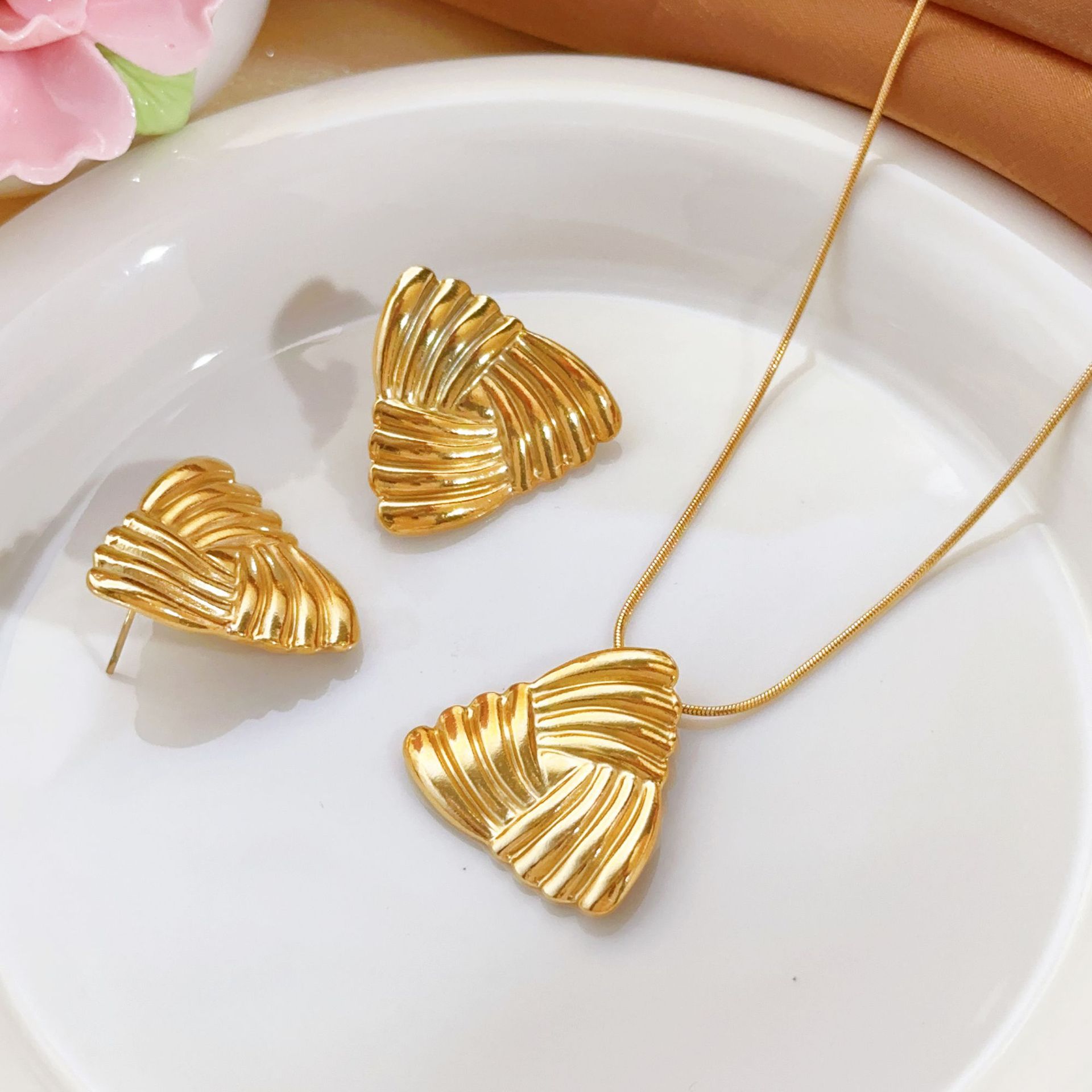 三角欧美时尚不锈钢复古金色项链不掉色耳钉套装钛钢饰品吊坠耳饰