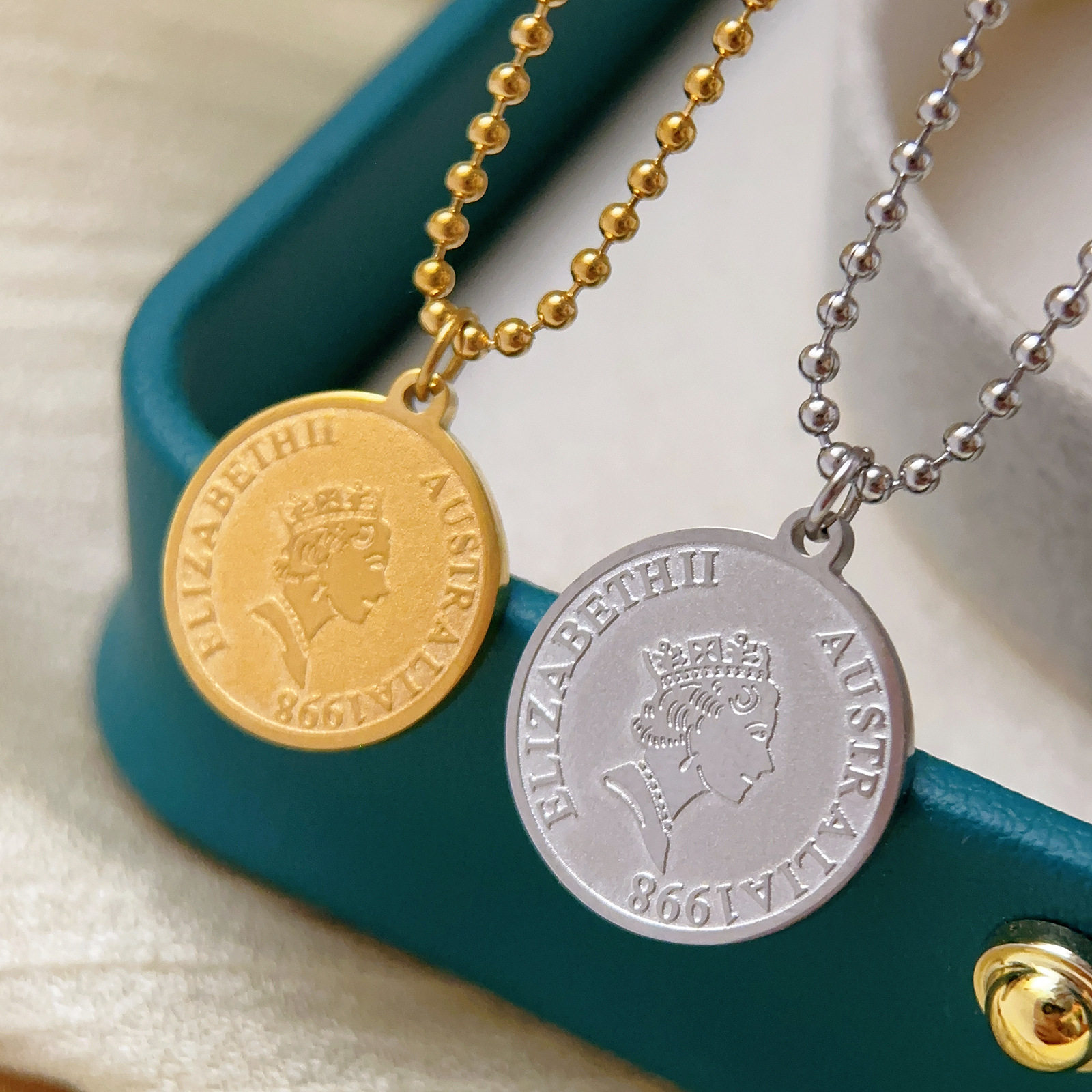 欧美流行不锈钢女皇logo圆牌项链金色吊坠高级感轻奢饰品小众设计