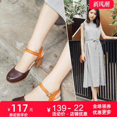 真皮包头女凉鞋2026夏新款粗跟中空羊皮一字扣牛筋底舒适小码女鞋