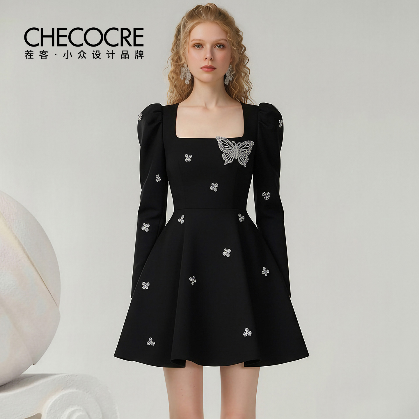 茬客方领珠片绣花蝴蝶结短裙