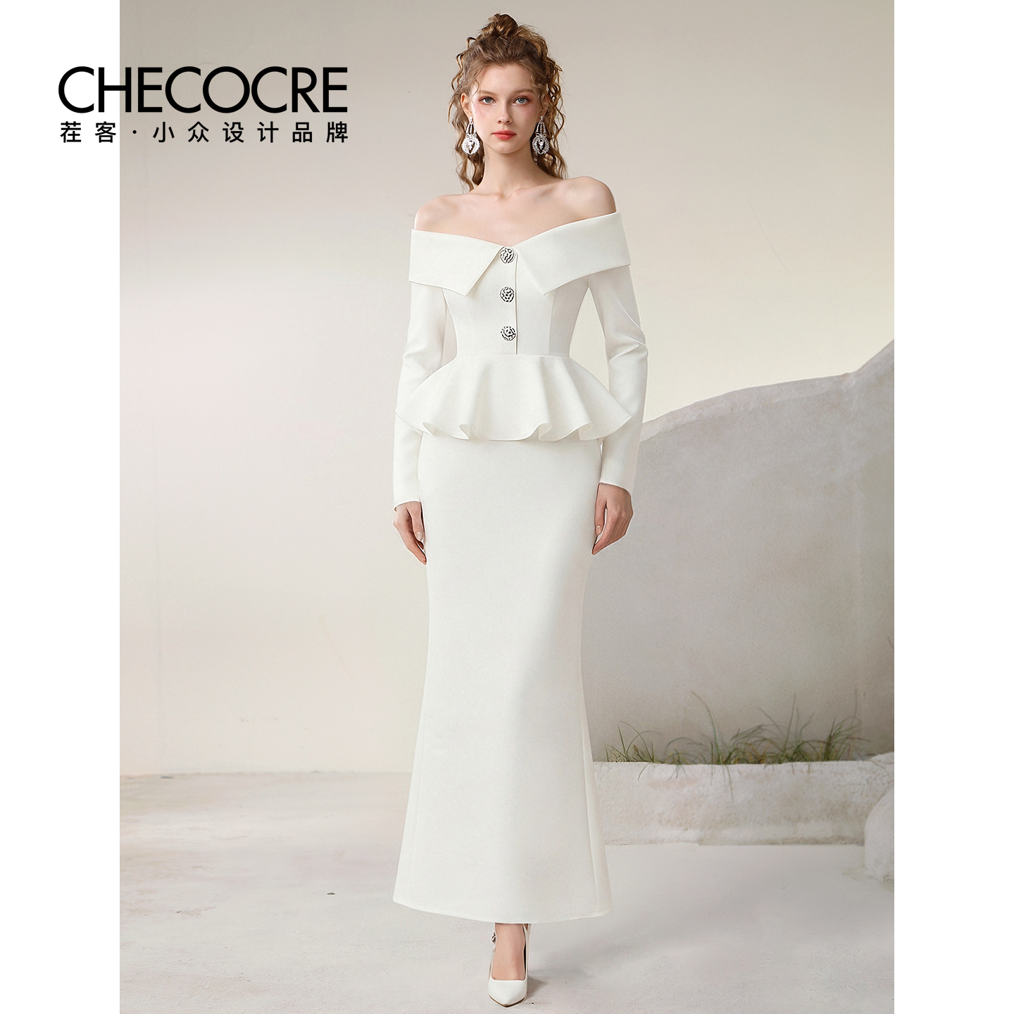 茬客一字肩钻饰荷叶边鱼尾裙