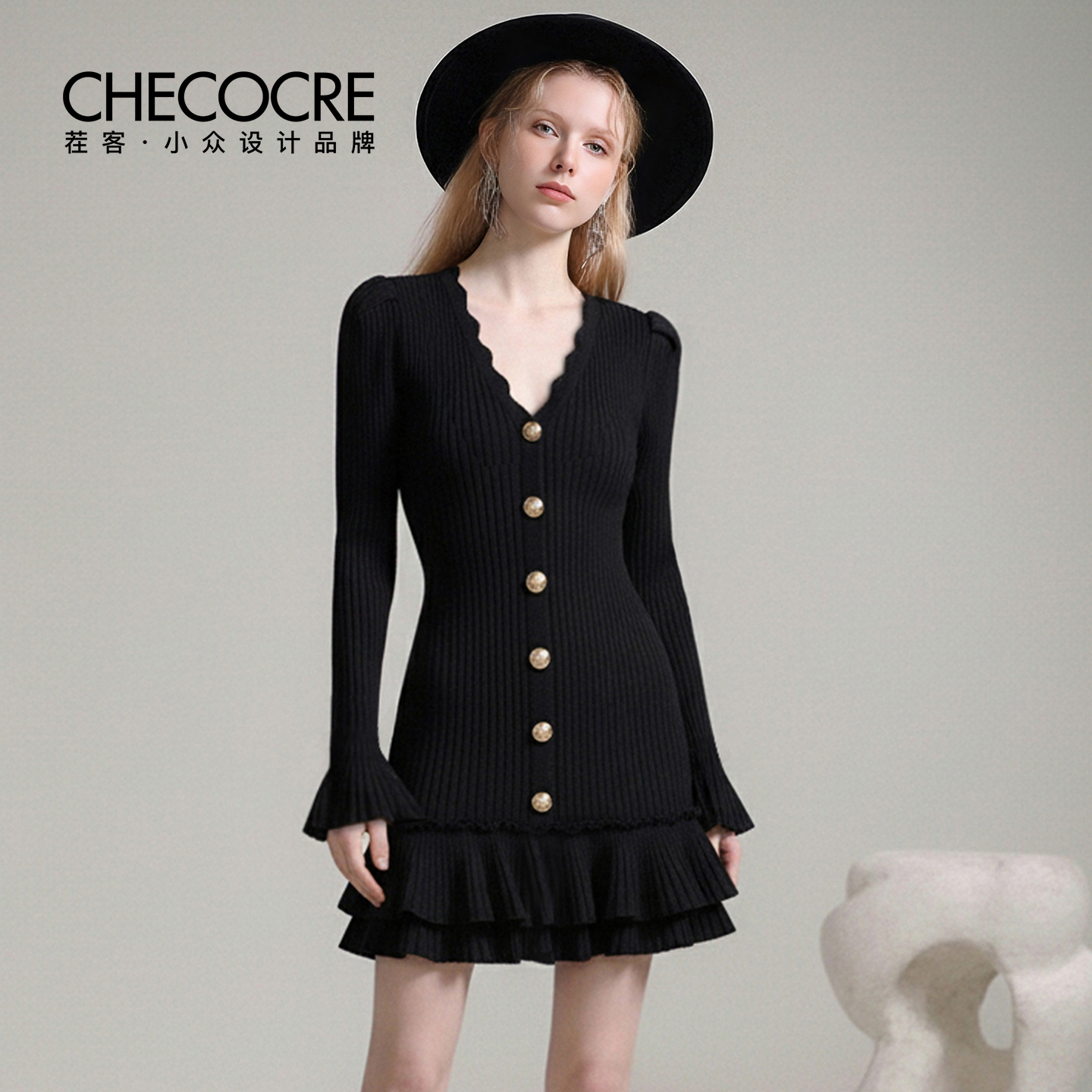 茬客V领微喇袖荷叶边短裙