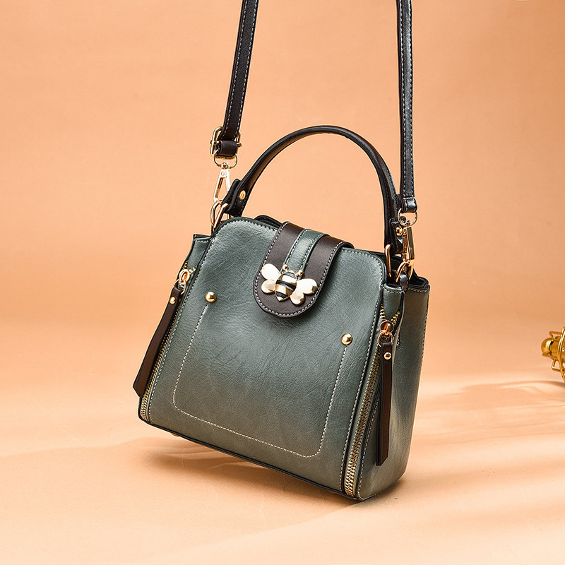 水桶包2020新款潮时尚百搭秋冬女包斜挎包大气复古单肩手提包小包