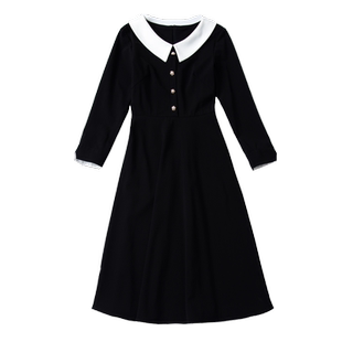黑白撞色小黑裙2025秋冬新款气质修身娃娃领中长款黑色长袖连衣裙