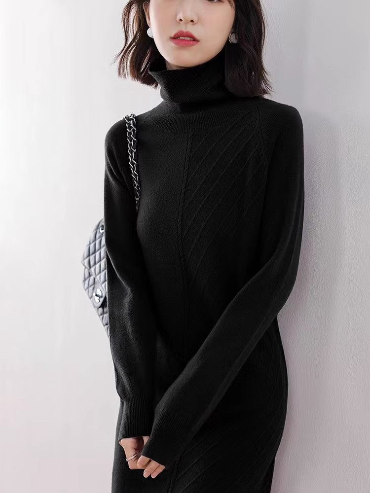 配大衣中长款毛衣裙女秋冬季新款纯色高领长裙宽松长袖针织连衣裙