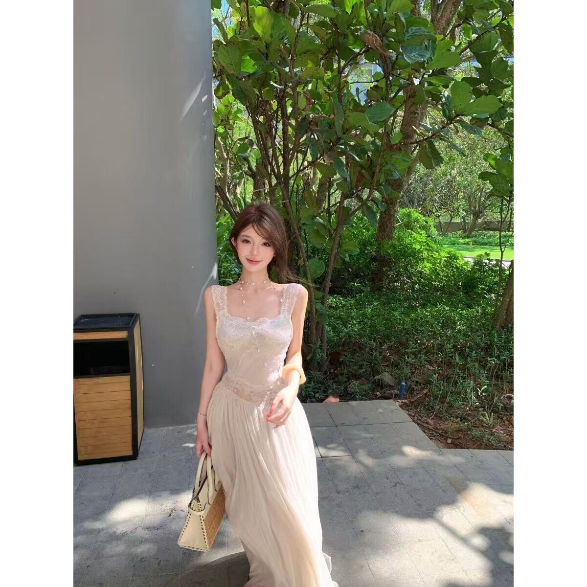蕾丝拼接露背吊带连衣裙女夏季收腰显瘦大摆裙温柔度假风长款裙子
