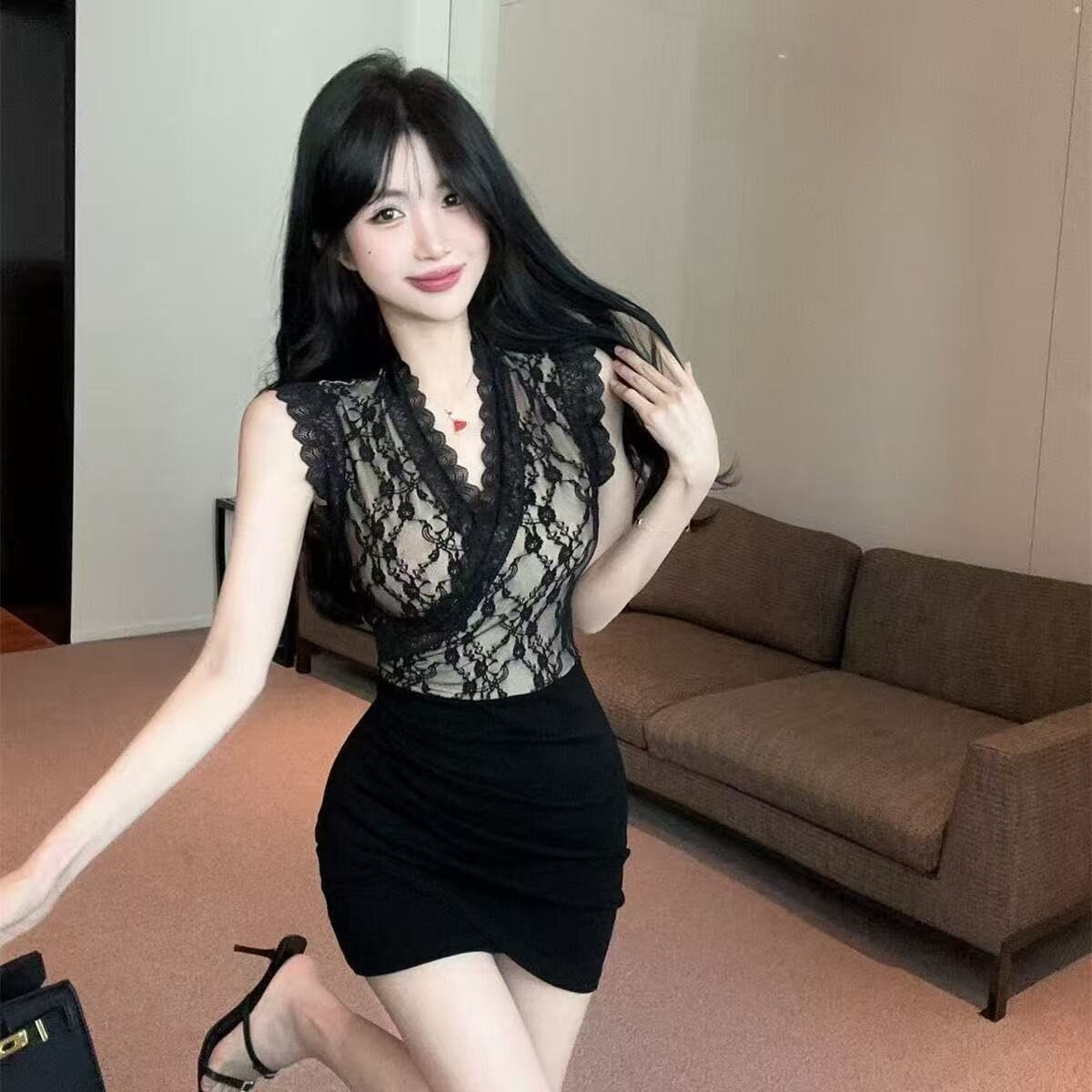 夏季纯欲风名媛气质性感显瘦V领蕾丝拼接黑色包臀辣妹修身连衣裙