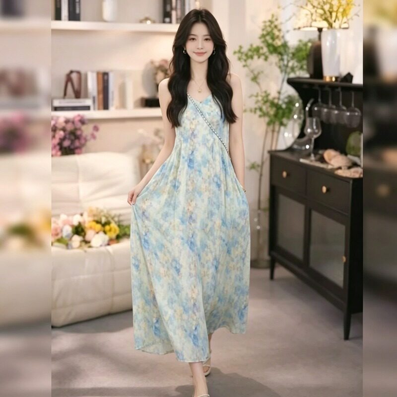 海边度假风蓝色碎花吊带连衣裙子女2026夏季新款收腰显瘦气质长裙