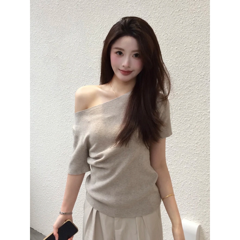 大码胖mm浅咖色斜肩上衣高级感女装夏季设计感短袖T恤女2025新款