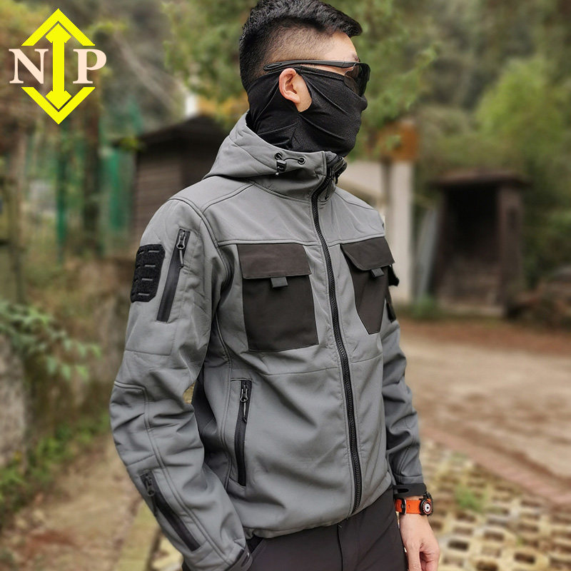 战术通勤灰人夹克男秋冬加厚保暖冲锋衣户外军迷防水连帽登山服